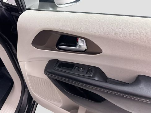 Used 2021 Chrysler Voyager L FWD image 29