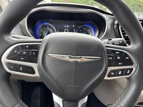 Used 2023 Chrysler Pacifica Touring-L FWD image 28