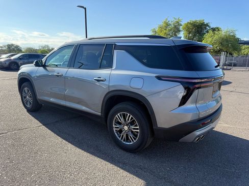 Used 2025 Chevrolet Traverse LT w/ Driver Confidence Package FWD image 7