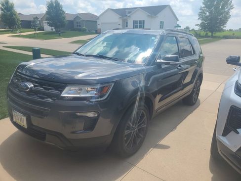 Used 2018 Ford Explorer XLT w/ Equipment Group 202A AWD/4WD image 8