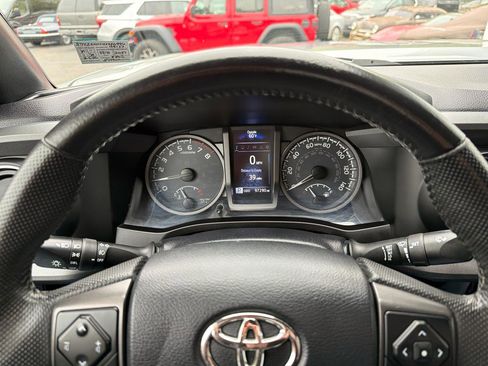 Used 2017 Toyota Tacoma TRD Off-Road w/ Tow Package (A/T) AWD/4WD image 24