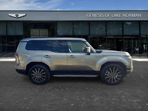 Used 2024 Lexus GX 550 w/ Accessory Package (2T) AWD/4WD image 4