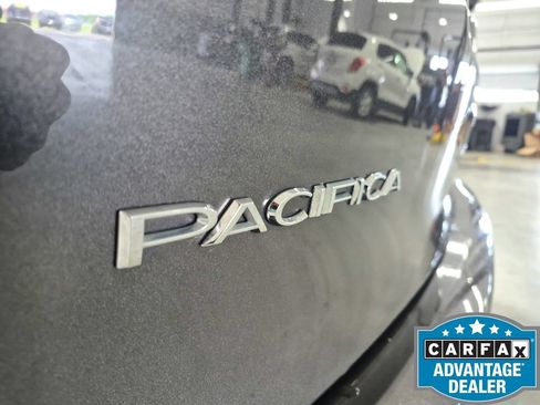 Used 2023 Chrysler Pacifica Touring-L FWD image 15