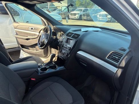 Used 2017 Ford Explorer XLT AWD/4WD image 31