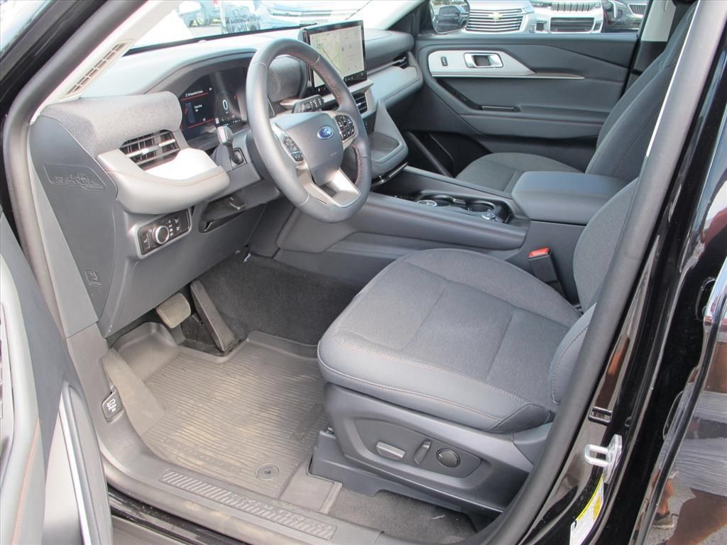 Used 2025 Ford Explorer Active RWD image 9