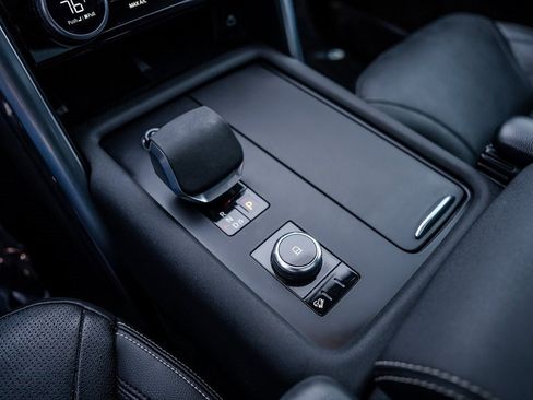 Used 2023 Land Rover Discovery S R-Dynamic image 12