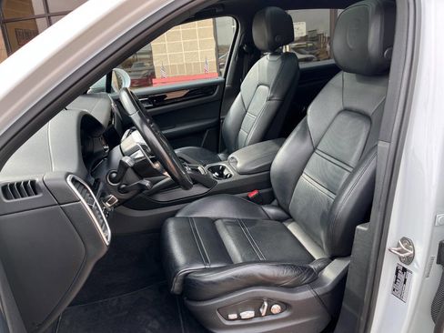 Used 2020 Porsche Cayenne image 9