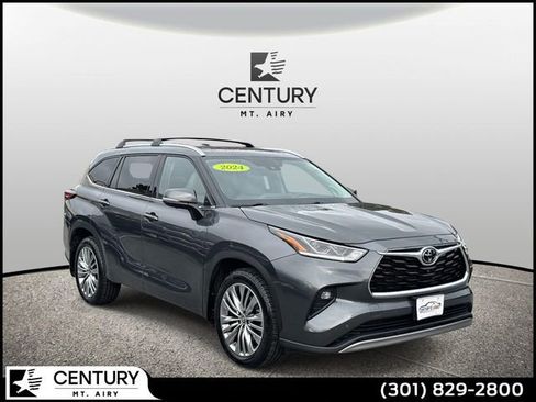 Used 2024 Toyota Highlander Platinum image 1