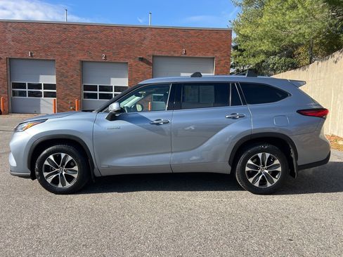 Used 2021 Toyota Highlander XLE image 2