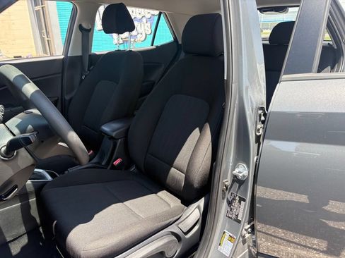 Used 2025 Hyundai Venue SE FWD image 9