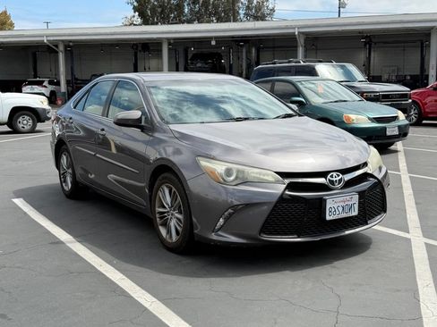 Used 2015 Toyota Camry SE FWD image 1