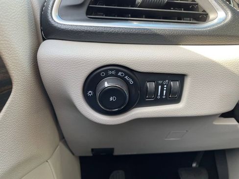 Used 2023 Chrysler Pacifica Limited image 26