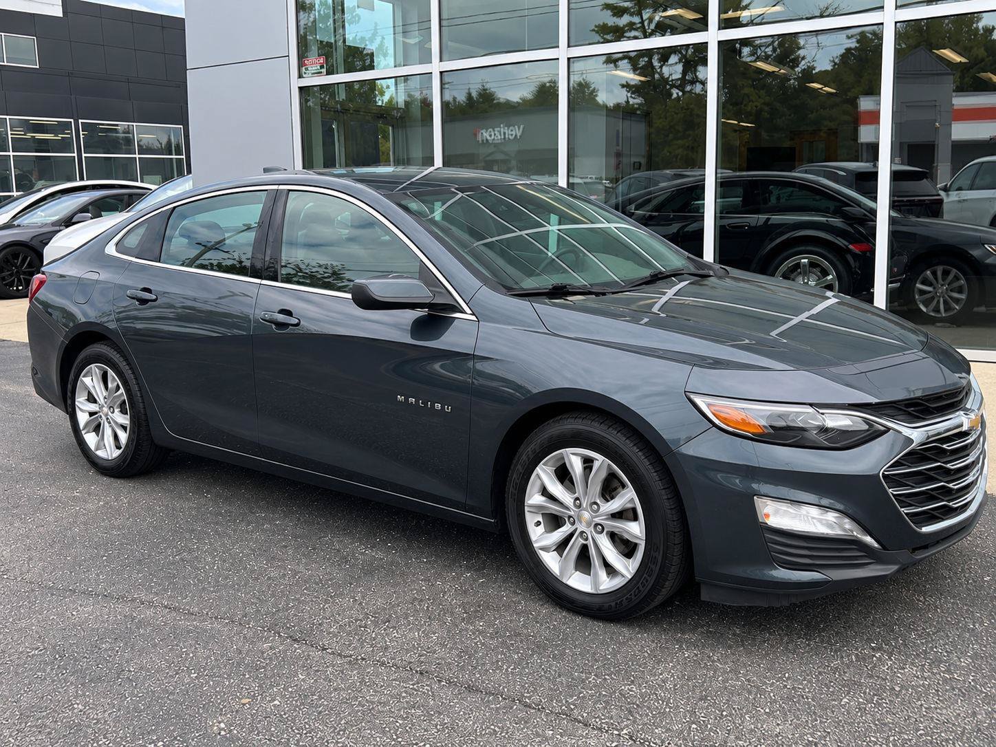 Used 2021 Chevrolet Malibu LT FWD image 1