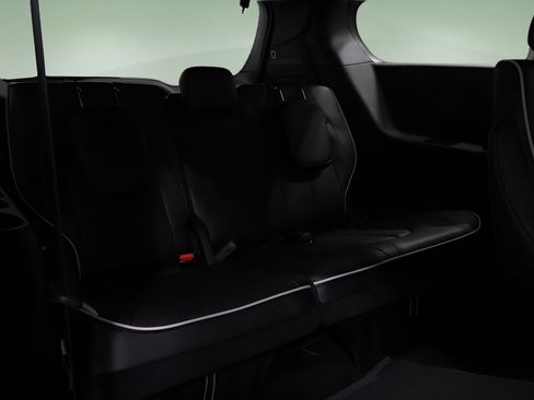 New 2027 Chrysler Pacifica Limited FWD image 17
