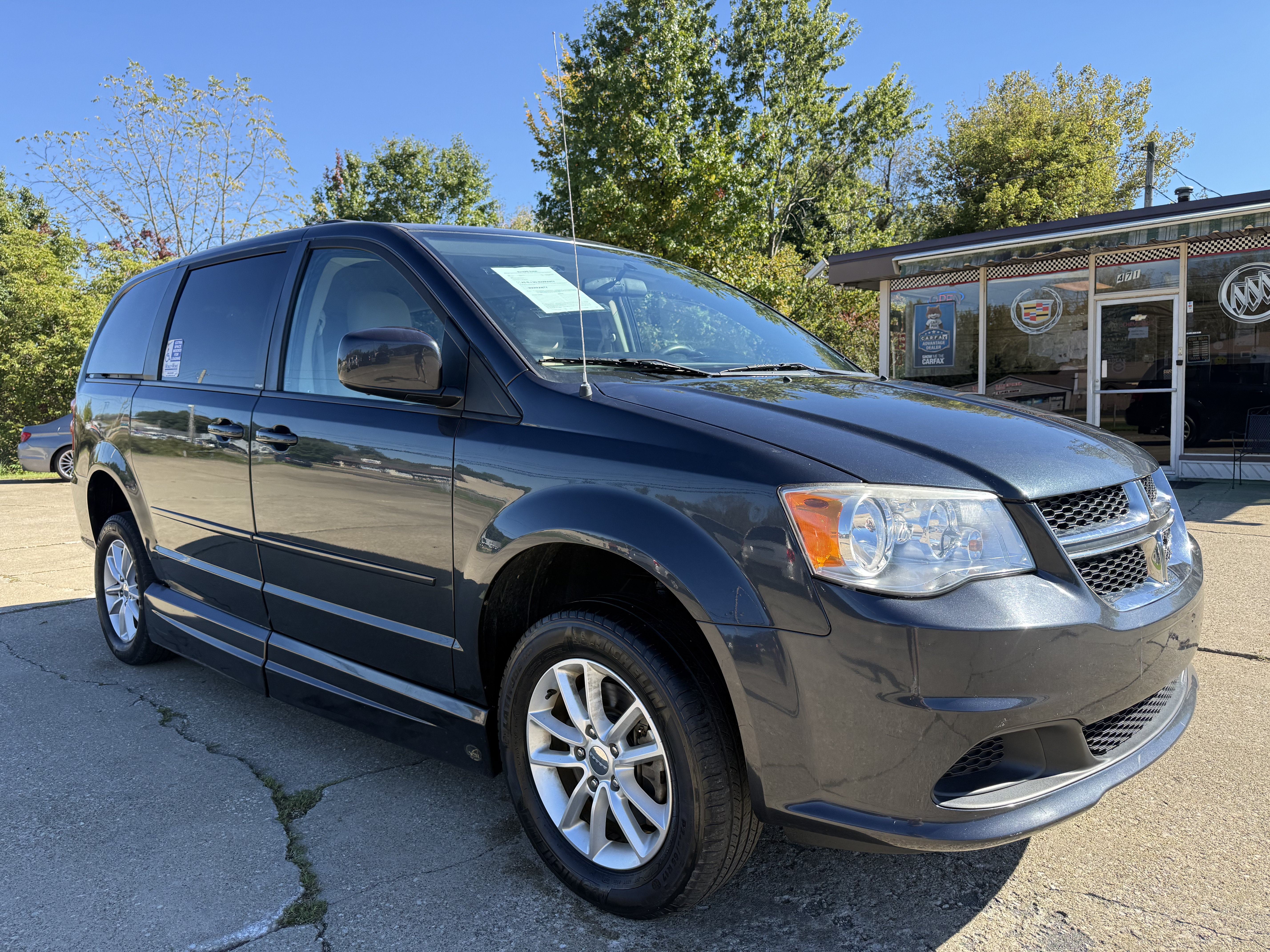 Used 2013 Dodge Grand Caravan SXT FWD image 3