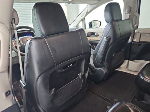 Used 2024 Chrysler Pacifica Touring-L image 18