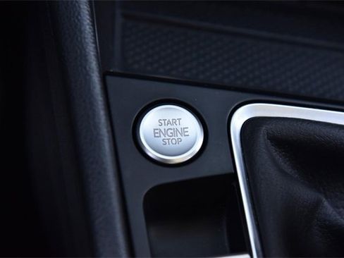 Used 2025 Volkswagen Jetta SE w/ Sunroof Package image 17