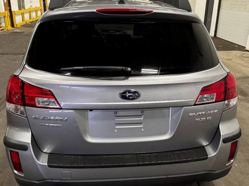 Used 2011 Subaru Outback 3.6R Limited w/ PWR Moonroof Pkg AWD/4WD image 4