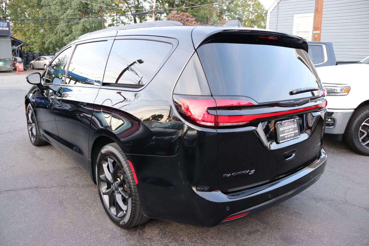 Used 2025 Chrysler Pacifica Limited FWD image 3