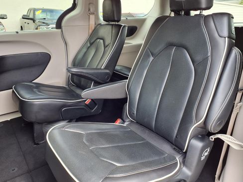 Certified 2023 Chrysler Pacifica Limited FWD image 7