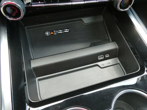 Certified 2025 Chevrolet Suburban High Country AWD/4WD image 33