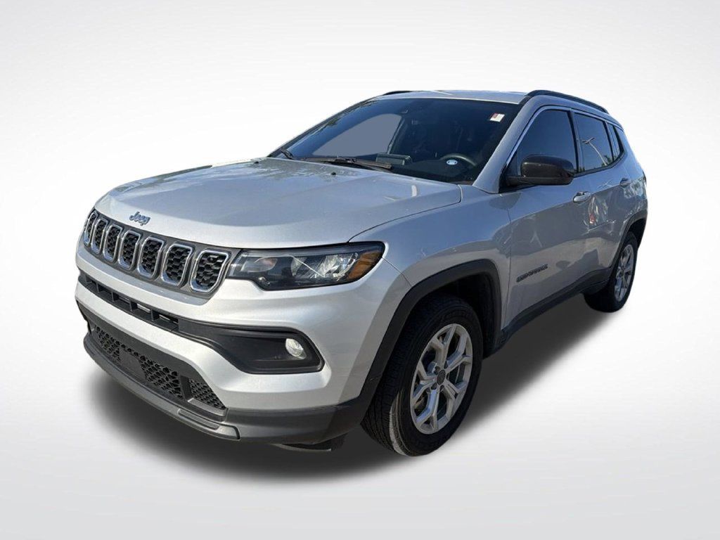 Used 2025 Jeep Compass Latitude AWD/4WD image 3