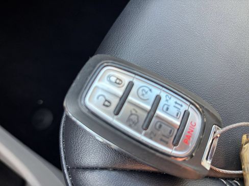 Used 2024 Chrysler Pacifica Touring-L FWD image 22