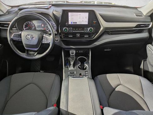 Used 2024 Toyota Highlander LE image 18