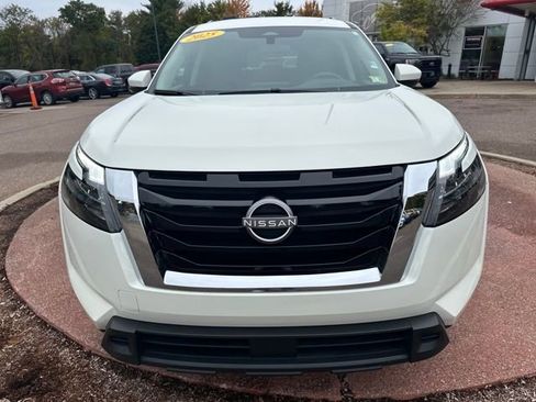 Used 2025 Nissan Pathfinder SV image 8