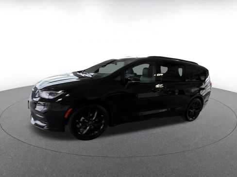 Used 2025 Chrysler Pacifica Limited image 10