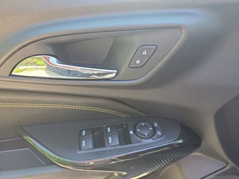 Used 2025 Chevrolet Trax LT FWD image 19