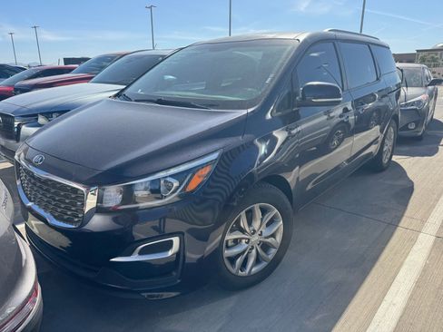 Used 2020 Kia Sedona EX image 2