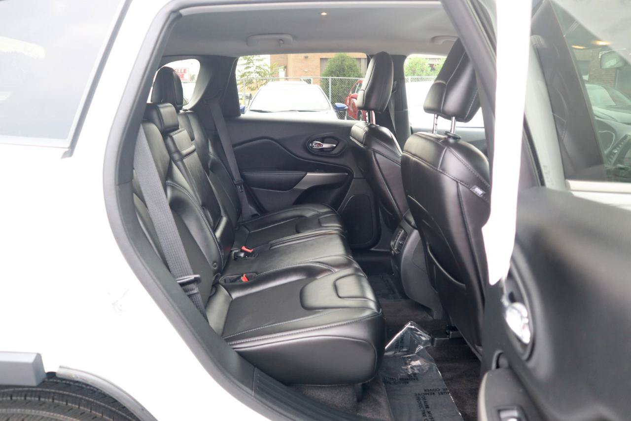 Used 2019 Jeep Cherokee Latitude Plus w/ Cold Weather Group FWD image 12