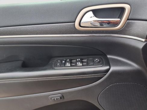 Used 2017 Jeep Grand Cherokee Limited w/ Luxury Group II image 28