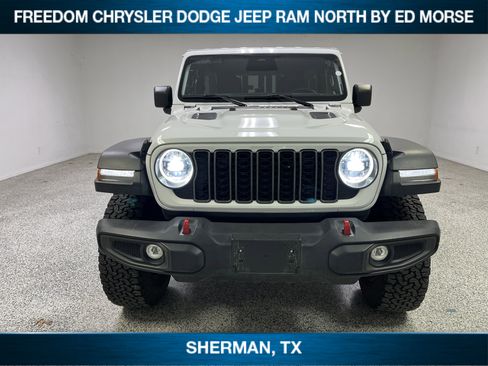 Used 2025 Jeep Wrangler Unlimited Rubicon image 2