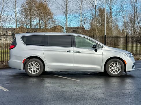 Used 2024 Chrysler Pacifica Touring-L FWD image 37