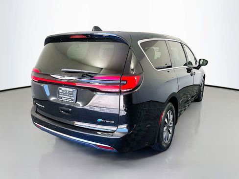 Used 2022 Chrysler Pacifica Touring-L FWD image 7