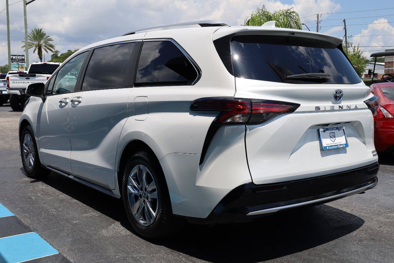 Used 2024 Toyota Sienna Limited FWD image 3
