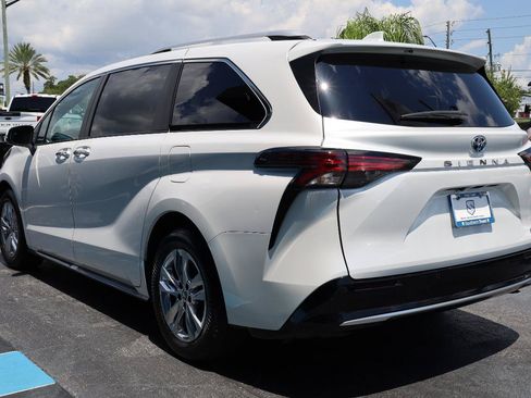Used 2024 Toyota Sienna Limited FWD image 3