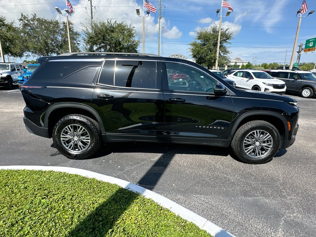 Used 2025 Chevrolet Traverse LT AWD/4WD image 4