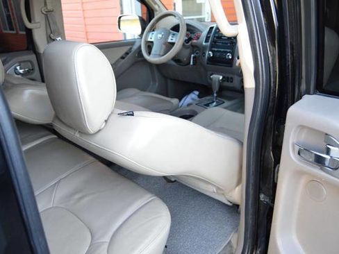 Used 2012 Nissan Frontier SL w/ Moonroof Pkg image 40