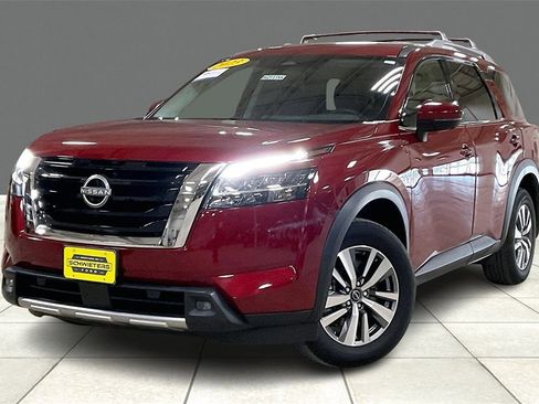 Used 2023 Nissan Pathfinder SL image 2