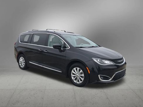 Used 2018 Chrysler Pacifica Touring-L image 8