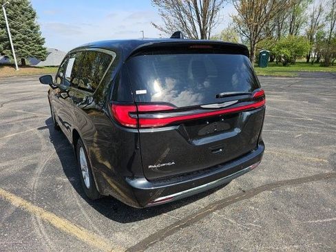 Used 2023 Chrysler Pacifica Touring-L FWD image 3