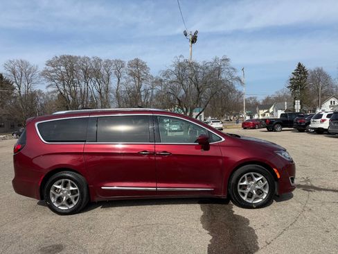 Used 2019 Chrysler Pacifica Touring-L image 6