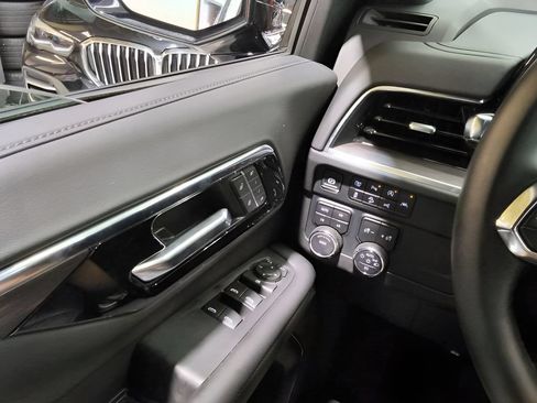 Used 2025 Chevrolet Suburban Z71 AWD/4WD image 23