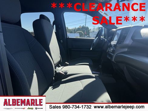 Used 2024 RAM 2500 Tradesman w/ Chrome Appearance Group image 33