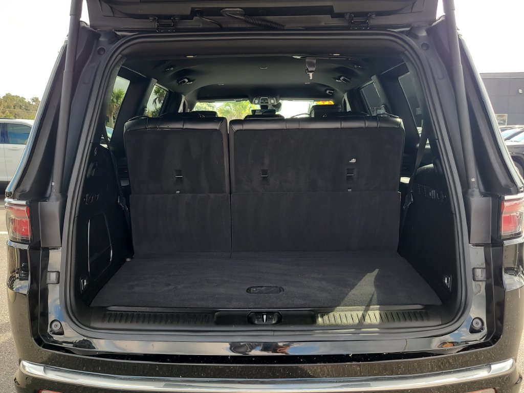 Certified 2024 Jeep Wagoneer Series II w/ Flexible Seating Group AWD/4WD image 8