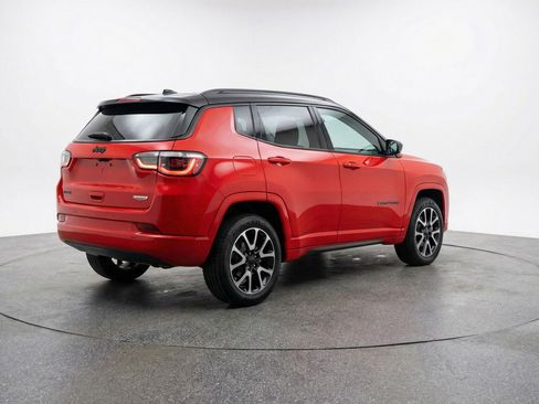 Used 2025 Jeep Compass Trailhawk image 9