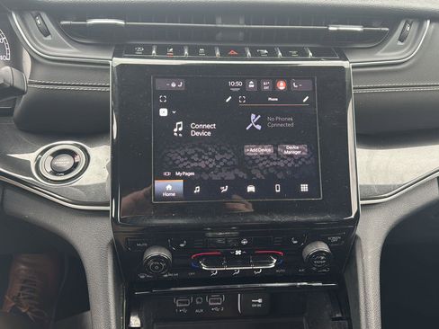 Used 2022 Jeep Grand Cherokee L Laredo w/ Luxury Tech Group I AWD/4WD image 15